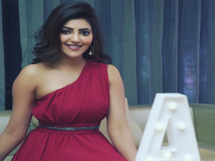 தனது கல்லூரி படிப்பை முடித்த அதுல்யா, பால்வாடி காதல் என்ற குறும்படம் மூலம் நடிப்புலகில் நுழைந்தார்