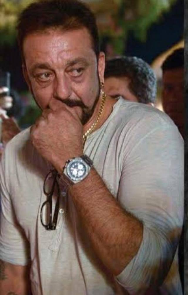 62 साल के संजय दत्त, को एक बार 41 मिमी ऑडेमर्स पिगुएट रॉयल ओक ऑफशोर क्रोनोग्रफ़ को 18k पिंक गोल्ड विद एलीगेटर स्ट्राप और एक ब्लू “Grande Tapisserie” डायल के साथ स्पोर्ट किया था. इस घड़ी की कीमत करीब 30 लाख रुपये है.