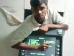 Viral Video: ఏటీఎం మెషిన్‌లో ఇరుక్కుపోయిన దొంగ.. చోరీ ప్లాన్ విఫలమై పాట్లు!