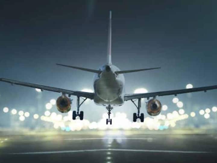 plane landed in Indore due to deteriorating health of passenger on Bangalore-Delhi flight could not survive बेंगलुरू-दिल्ली की फ्लाइट में यात्री की तबीयत बिगड़ने पर इंदौर में उतारा गया विमान, नहीं बच सकी जान