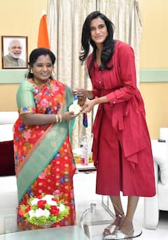 In Pics: గవర్నర్‌ని కలిసిన పీవీ సింధు.. కెరీర్‌లో మరింతగా రాణించాలని తమిళిసై ఆకాంక్ష