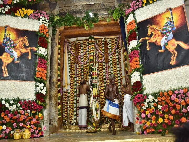 காவல் தெய்வம் பதினெட்டாம் படி கருப்பணசாமி கோவில் கதவு மலர் அலங்காரம்.