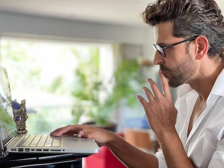 கரன் அர்ஜுன் மற்றும் கொய்லா ஆகிய இரண்டு திரைப்படங்களில் அவர் தனது தந்தை ராகேஷ் ரோஷனுக்கு உதவினார்.