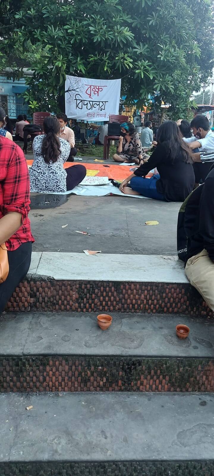 গাছতলায় বসে ক্লাস করলেন বিশ্ববিদ্যালয়ের পড়ুয়ারা।