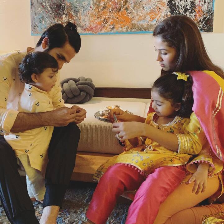 एक्टर शाहिद कपूर की पत्नी मीरा राजपूत अपने स्टालिश अंदाज के लिए जानी जाती हैं. उन्होंने कम उम्र में ही दो बच्चो की मां बन गई थीं. इसके साथ ही मीरा और शाहिद के पहले बच्चे यानि बेटी मीरा का जन्म साल 2016 में हुआ था. 2.8 किलो की बेटी को मीरा ने नॉर्मल डिलिवरी के द्वारा जन्म दिया था.