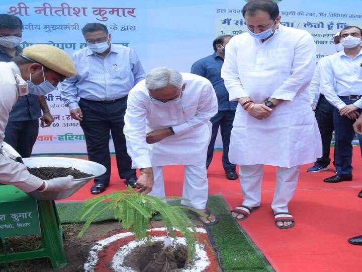 बिहार के मुख्यमंत्री नीतीश कुमार ने सोमवार को पृथ्वी दिवस के अवसर पर सूबे की राजधानी स्थित राजकीय अतिथिशाला में पौधरोपण किया. इस दौरान बिहार सरकार के पर्यावरण मंत्री और बीजेपी नेता नीरज कुमार बबलू समेत अन्य अधिकारी उनके साथ रहे.