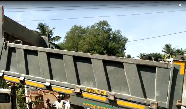 టిప్పర్కు విద్యుత్ తీగలు తగిలి ముగ్గురు మృతి చెందిన విషాద సంఘటన చిత్తూరు జిల్లాలో జరిగింది. జిల్లాలోని పాలసముద్రం మండలం కనికాపురంలో ఈ ప్రమాదం చోటుచేసుకుంది. ఈ ప్రమాదంలో లారీ డ్రైవర్తో పాటు మరో ఇద్దరు మృతి చెందారు.