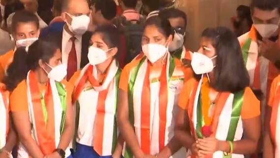 पुरुष और महिला Indian Hockey Team ने Hotel Ashoka में काटा केक