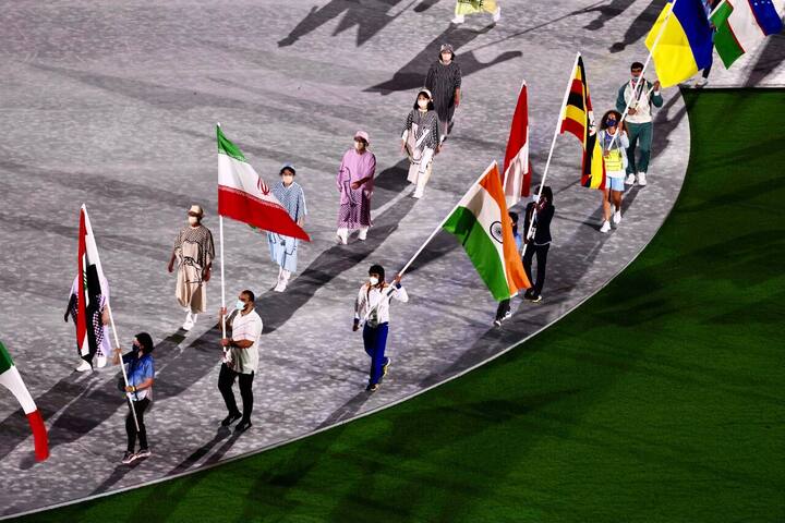 India's Bajrang Bajrang carries the national flag during the closing ceremony of the Tokyo 2020 Olympic Games, at the Olympic Stadium. (Image: AFP)