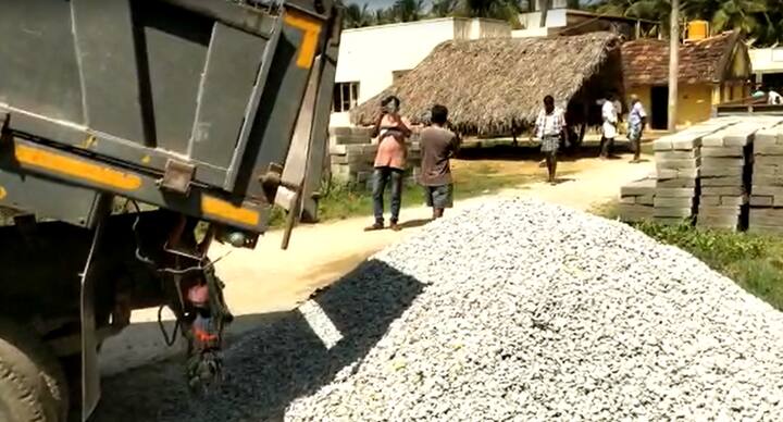 కనికాపురంలో ఇల్లు నిర్మించుకుంటున్న ఓ వ్యక్తి.. నిర్మాణ అవసరాల కోసం టిప్పర్లో కంకర రాళ్లు తెప్పించారు. కంకర అన్లోడ్ చేస్తోన్న సమయంలో టిప్పర్ వెనక భాగం విద్యుత్ తీగలను తాకింది. దీంతో డ్రైవర్ గట్టిగా అరిచాడు. డ్రైవర్ని కాపాడేందుకు ప్రయత్నించిన దొరబాబు, జ్యోతిశ్వర్ లకు కరెంట్ షాక్ కొట్టింది. ముగ్గురూ అక్కడికక్కడే ప్రాణాలు వదిలారు.