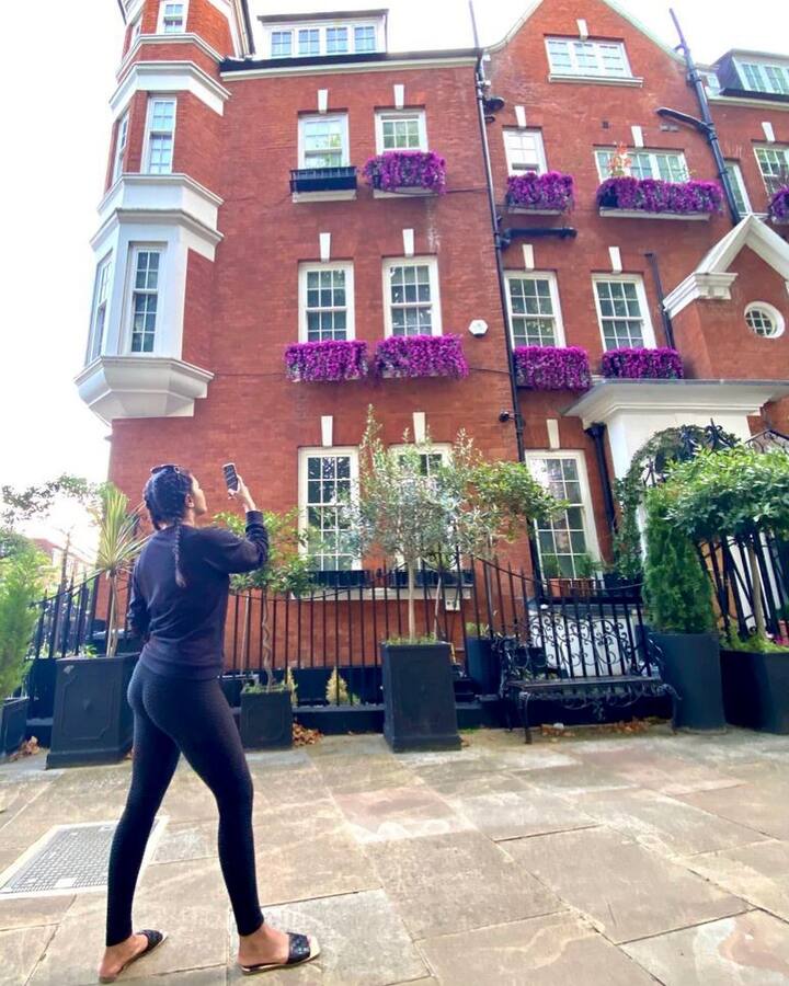 शेयर की गई फोटो में प्रियंका चोपड़ा अपने घर के फोटो खिंचती दिखाई दे रही हैं. एक्ट्रेस ने फोटो को शेयर करने के साथ कैप्शन में लिखा, ‘सन आउट, बन आउट.’ आपको बता दें, प्रियंका चोपड़ा ने जो फोटो शेयर की है ये फोटो थ्रोबैक फोटो है.