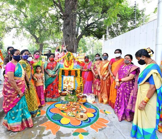 Bonalu Festival Pics: తెలంగాణ బోనమెత్తిన గవర్నర్ తమిళిసై.. రాజ్‌‌భవన్‌లో బోనాల పండుగ