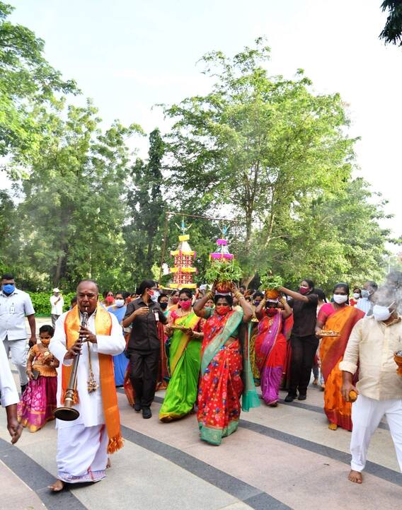 Bonalu Festival Pics: తెలంగాణ బోనమెత్తిన గవర్నర్ తమిళిసై.. రాజ్‌‌భవన్‌లో బోనాల పండుగ