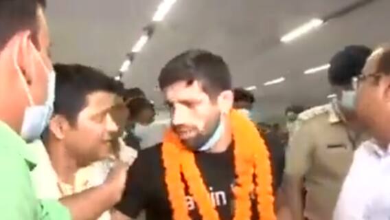 वतन लौटे Silver Medalist Ravi Dahiya, प्रशंसकों की भीड़ ने किया स्वागत | Tokyo Olympics