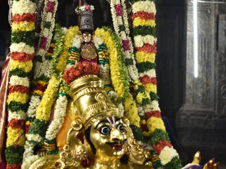 Aadithiruvila festival held at Madurai Algarkovil தங்க கருட வாகனத்தில் கள்ளழகர் ; கருப்பண்சாமி சன்னதியில் சந்தனக்காப்பு !