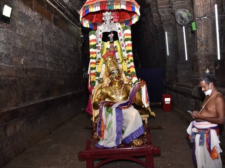 தங்க கருட வாகனத்தில் கள்ளழகர் காட்சி அளித்தார்.