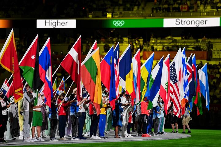 Athletes delegations arrive with their national flag during the closing ceremony. (Image: AFP)