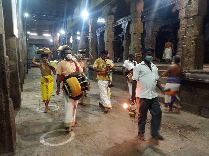 கருப்பணசாமி கோவிலுக்கு மாலை கொண்டு செல்லும் முன் மங்கல வாத்தியம்.