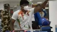 Supporters throng Delhi airport and waiting for a glimpse of Olympic athletes