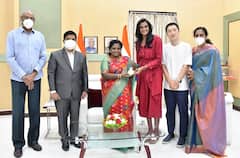 In Pics: గవర్నర్‌ని కలిసిన పీవీ సింధు.. కెరీర్‌లో మరింతగా రాణించాలని తమిళిసై ఆకాంక్ష