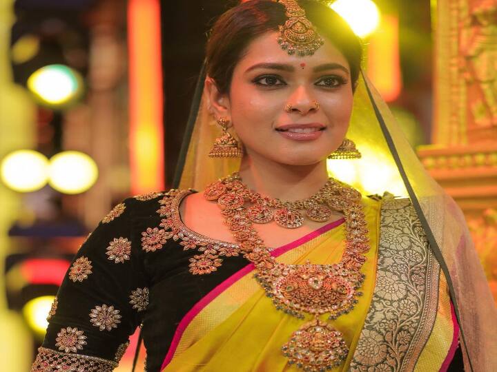 நிலவில் ஒளிவிடும் மாணிக்கம்.. நிலவில் ஒளிவிடும் மாணிக்கம் என் நெஞ்சில் தந்தேன் ஓரிடம்..