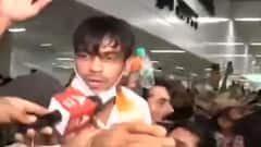 जब समर्थकों ने Neeraj Chopra को जमीन पर नहीं रखने दिए पैर | Khabrein TabadTod | 9 Aug