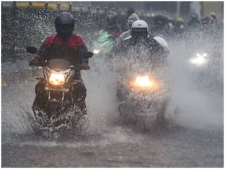 Bike Driving Tips : पावसाळ्यात बाईक चालवताना 'या' गोष्टी नेहमी लक्षात ठेवा