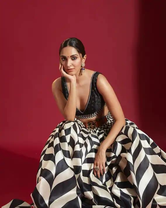 Kiara Advani Ethnic Style: ਬਾਲੀਵੁੱਡ ਅਦਾਕਾਰਾ ਕਿਆਰਾ ਆਡਵਾਨੀ ਫ਼ਿਲਮ ਕਬੀਰ ਸਿੰਘ 'ਚ ਆਪਣੇ ਕਿਰਦਾਰ 'ਪ੍ਰੀਤੀ' ਨਾਲ ਲੋਕਾਂ ਦੇ ਦਿਲਾਂ 'ਚ ਵੱਸ ਗਈ। ਹੁਣ ਕਿਆਰਾ ਜਲਦ ਹੀ ਫਿਲਮ 'ਸ਼ੇਰਸ਼ਾਹ' ਜ਼ਰੀਏ ਇਕ ਵਾਰ ਫਿਰ ਤੋਂ ਲੋਕਾਂ ਨੂੰ ਆਪਣਾ ਦੀਵਾਨਾ ਬਣਾਉਣ ਆ ਰਹੀ ਹੈ। ਕਿਆਰਾ ਬੇਹੱਦ ਖੂਬਸੂਰਤ ਹੈ ਤੇ ਐਥਨਿਕ ਸਟਾਇਲ 'ਚ ਉਨ੍ਹਾਂ ਦੀ ਖੂਬਸੂਰਤੀ ਹੋਰ ਨਿੱਖਰ ਜਾਂਦੀ ਹੈ।