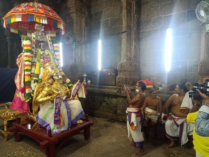 அழகரின் பெருமை பாடும் அர்ச்சகர்கள்.