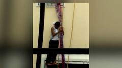 Pune | पुण्यात इमारतीवरुन पडताना मधेच अडकलेल्या मुलीला वाचवण्यासाठी अग्निशमन दलाचं थरारक रेस्क्यू