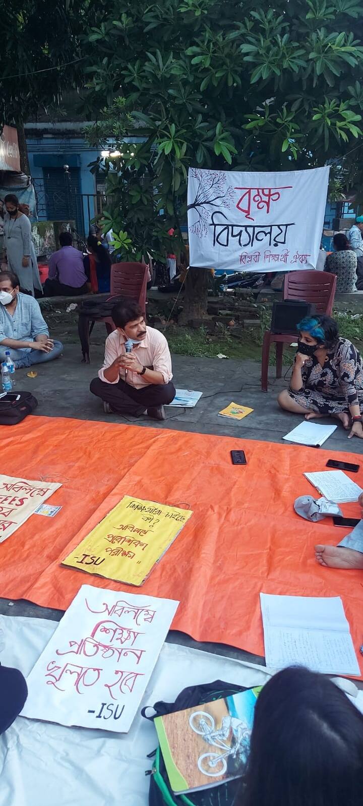 করোনাভাইরাসের প্রাদুর্ভাবের কারণে গত বছর থেকেই  বন্ধ শিক্ষাপ্রতিষ্ঠানগুলিতে পঠনপাঠন। অনলাইনে হচ্ছে ক্লাস।