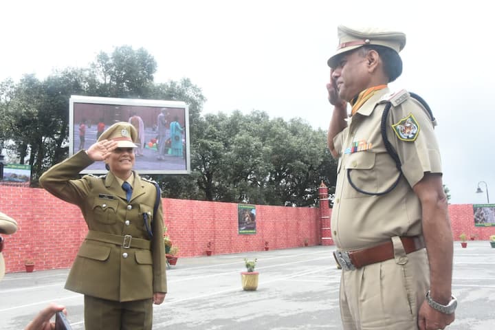 यह मौका एक पिता के लिए खास बन गया. दरअसल, ITBP में इंस्पेक्टर पद पर तैनात कमलेश कुमार की बेटी दीक्षा ने ITBP में सहायक कमांडेंट के पद पर ज्वाइन किया है. दीक्षा के पासिंग आउट परेड के मौके पर उनके पिता भी मौजूद थे.
