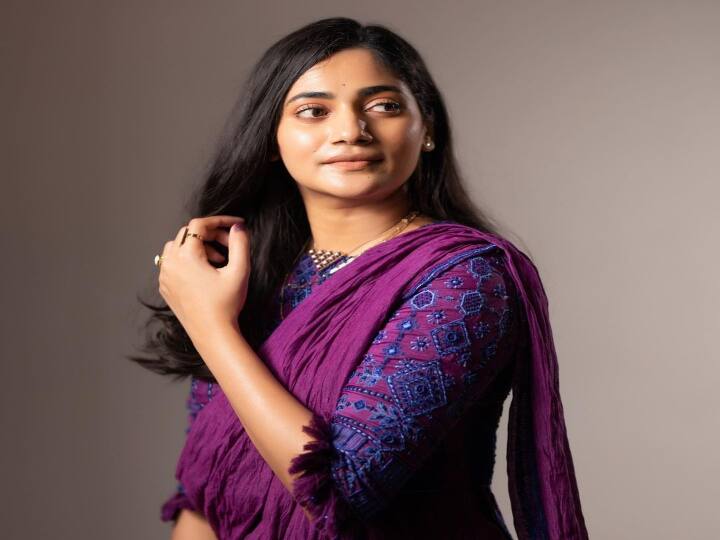 முகை முகையாக முகை முகையாக மனமெங்கும் பூக்கிறாய் ஒவ்வொரு வாசமும் ஒவ்வொரு காதலாய்