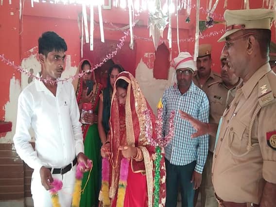 Unique Marriage: कानपुर में हुई अनोखी शादी, थाने में लगा मंडप, पुलिस-पीएसी के जवान बने बाराती Unique Marriage: कानपुर में हुई अनोखी शादी, थाने में लगा मंडप, पुलिस-पीएसी के जवान बने बाराती