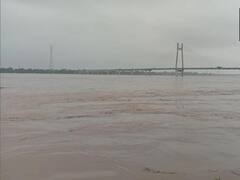 प्रयागराज में बाढ़ का कहर, घरों की पहली मंजिल तक घुसा पानी, लोगों ने छतों पर जमाया डेरा