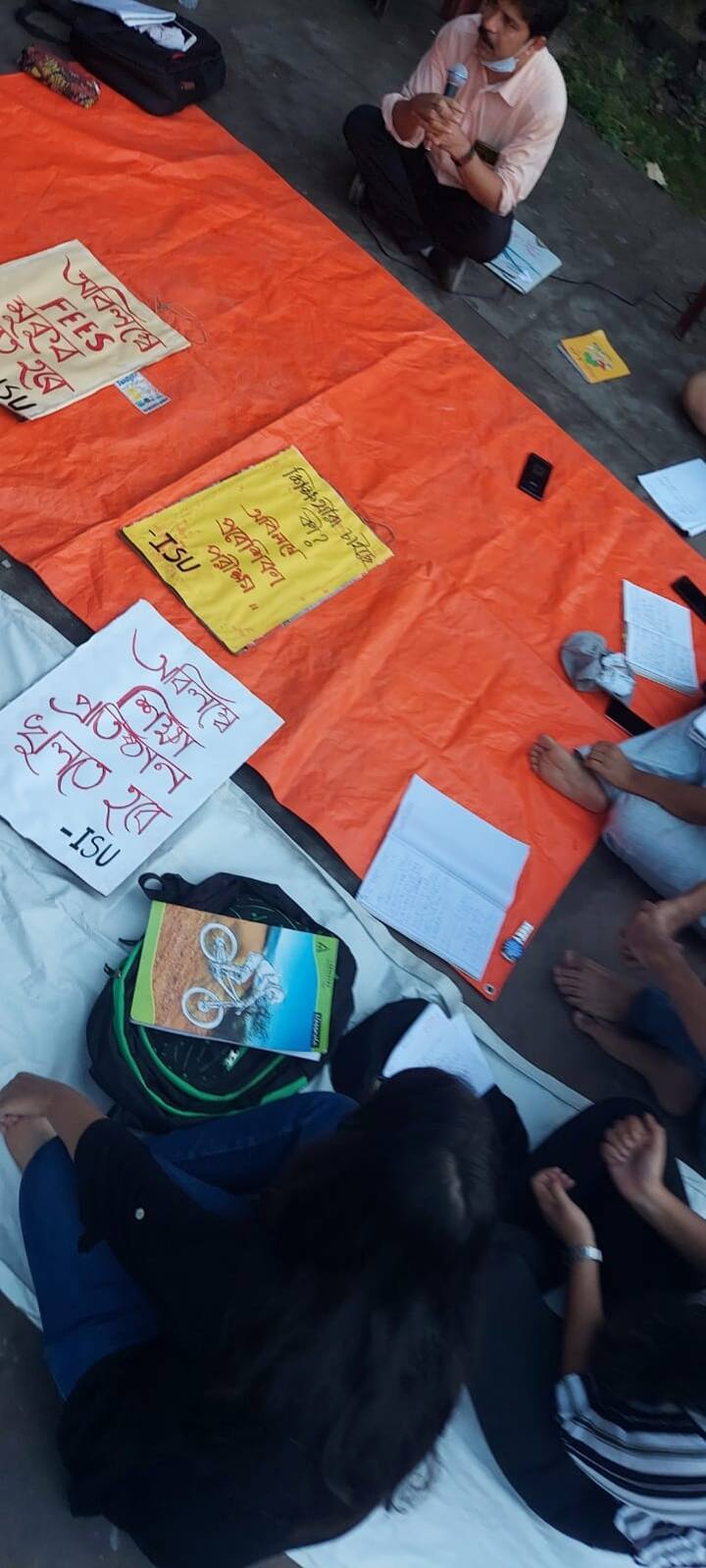 সম্প্রতি সিপিএমের ছাত্র সংগঠন এসএফআইয়ের পক্ষ থেকে এই দাবিতে কলেজ স্ট্রিটে প্রতিবাদ কর্মসূচীর আয়োজন করা হয়েছিল। প্রশ্ন তোলা হয়েছিল, পানশালা খুললে পাঠশালা কেন নয়।