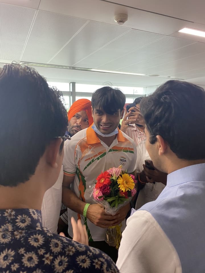 गोल्ड मेडल विजेता नीरज चोप्रा, कांस्य पदक विजेता बजरंग पुनिया आणि रवि दहिया परतले आहे.