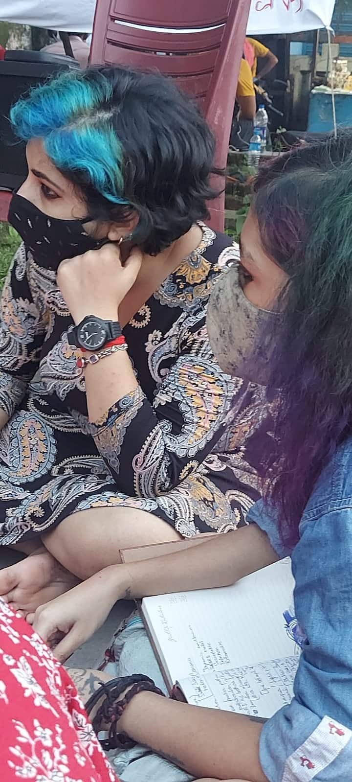 তাঁদের বক্তব্য, সবমিলিয়ে ভবিষ্যৎ শিক্ষা নিয়ে অনিশ্চয়তা তৈরি হয়েছে। ডিজিটাল মাধ্যমে পড়াশোনায় অনেক পড়ুয়াই বঞ্চিত হতে পারেন বলেও তাঁদের আশঙ্কা।