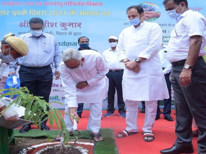 पौधरोपण के बाद उन्होंने पत्रकारों से बातचीत करते हुए कहा,