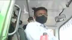 Firhad Hakim: বাস চালালেন পরিবহন মন্ত্রী! শহরে ফিরহাদের হাতেই যাত্রা শুরু CNG বাসের