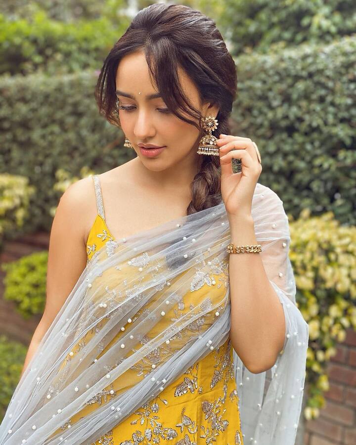 नेहा ने एक यैलो कलर का शरारा सूट पहना था जिसे उन्होंने व्हाइट नेट दुपट्टे के साथ स्टाइल किया था. कानों में झुमके और अपनी खूबसूरत स्माइल के साथ नेहा ने इस लुक को और शानदार बनाया था.
