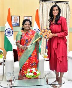 In Pics: గవర్నర్‌ని కలిసిన పీవీ సింధు.. కెరీర్‌లో మరింతగా రాణించాలని తమిళిసై ఆకాంక్ష