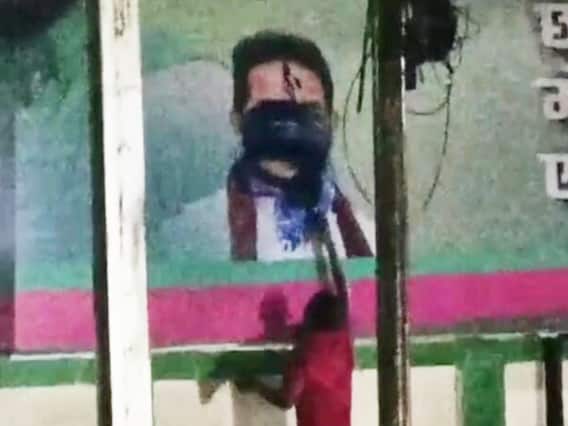 Bihar Politics: छात्र आरजेडी के प्रदेश अध्यक्ष की तस्वीर पर पटना में पोती गई कालिख, जानें पूरा मामला Bihar Politics: छात्र आरजेडी के प्रदेश अध्यक्ष की तस्वीर पर पटना में पोती गई कालिख, जानें पूरा मामला