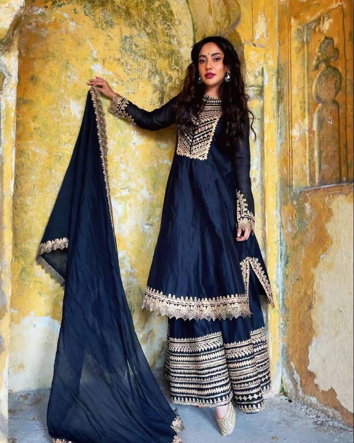 Neha Sharma Stylish Look: बॉलीवुड एक्ट्रेस नेहा शर्मा (Neha Sharma ) अपनी अदाकारी के लिए कम और खूबसूरती के लिए ज्यादा फेमस हैं. उन्होंने हर बार अपने लुक्स से फैंस को अपना दीवाना बनाया है. नेहा (Neha Sharma ) ने एक नेवी ब्लू कुर्ता सेट पहना था, जिसे उन्होंने मैचिंग दुपट्टा और स्कर्ट के साथ कैरी किया था. माथे पर बिंदी और डार्क लिप्स के साथ नेहा (Neha Sharma ) ने अपना लुक पूरा किया था.