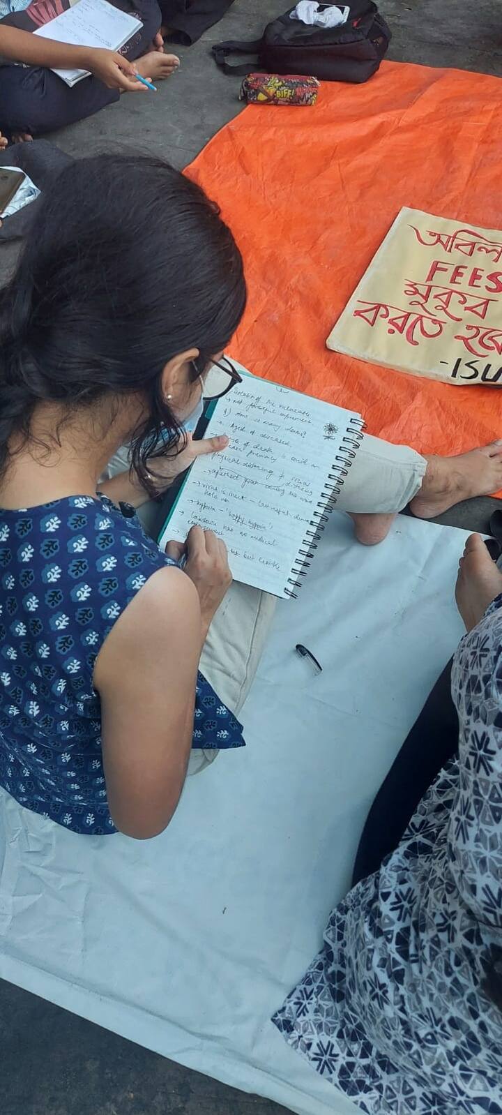 এরইমধ্যে রবীন্দ্র সদনের রানুছায়া মঞ্চে অভিনব প্রতিবাদ।  অবিলম্বে কলেজ-বিশ্ববিদ্যালয়ে পঠনপাঠন শুরুর দাবিতে এই বিক্ষোভ।