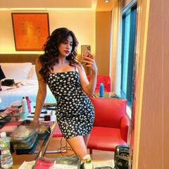 Ladki एक Looks अनेक: Indian हो या Western, हर Outfit में जचती हैं Janhvi Kapoor