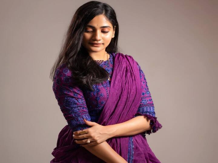 பாலமுதும் தேன் தமிழும் பொழிந்தவள் நீயடீ உனக்கென நான் எழுதியதை முழுவதும் கேளடீ
