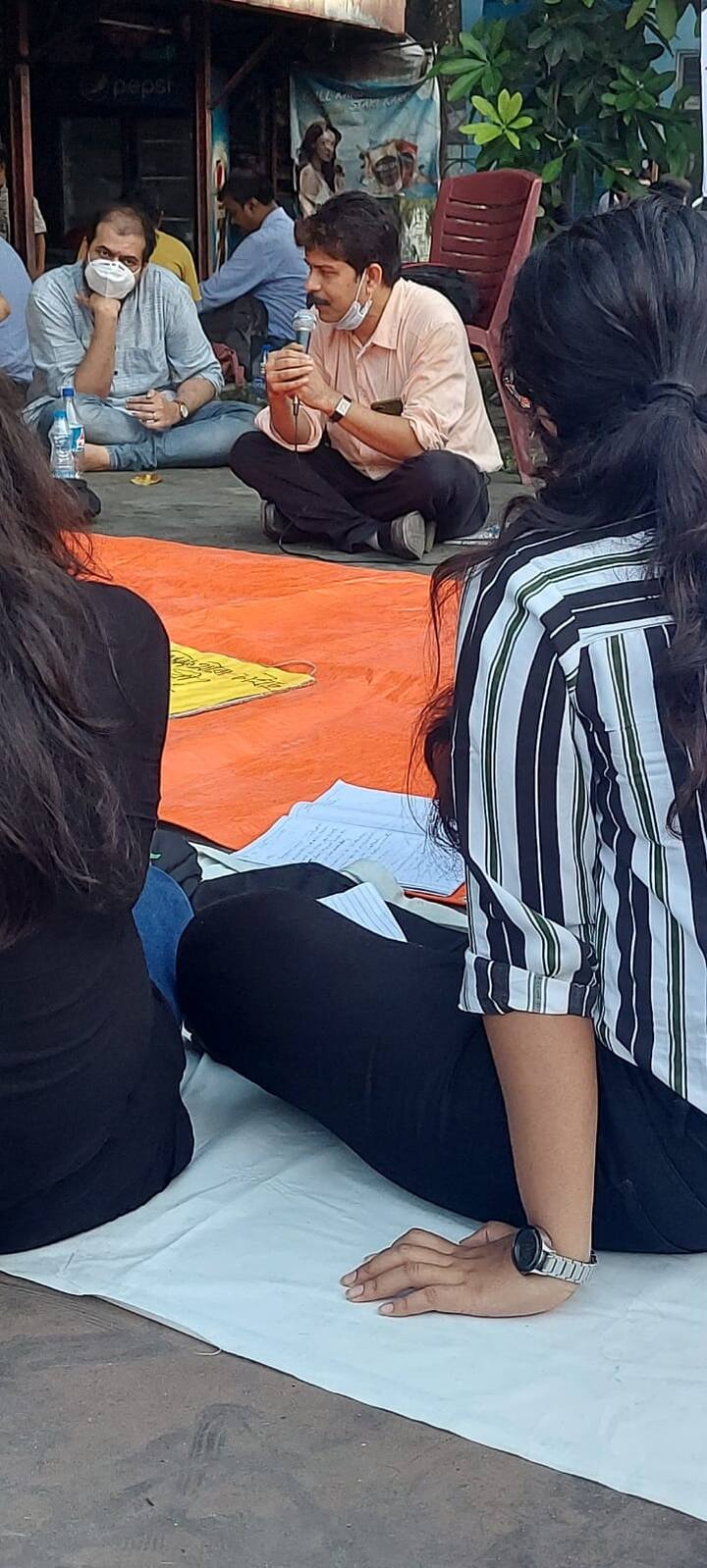 তাঁদের দাবি, দেড় বছর ধরে অনলাইনে ক্লাস হচ্ছে। এই পদ্ধতি বড়ই কৃত্রিম। নেই মতামতের আদানপ্রদানের অবাধ সুযোগ।