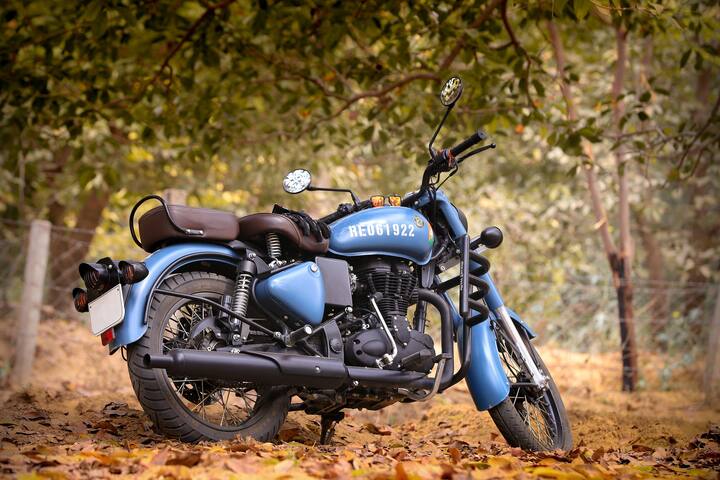 सध्या पावसाळा सुरु आहे आहे. पावसाऱ्यात ओल्या रस्त्यावरुन पावसात गाडी चालवणे मोठ्या कसरतीचं काम असतं. मुसळधार पावसात बाईक, स्कूटर चालवणे टाळले पाहिजे, परंतु अनेकदा लोक अशा काही चुका करतात ज्यामुळे त्यांना मोठे नुकसान सहन करावे लागते. पावसाच्या दरम्यान दुचाकी चालवताना कोणत्या गोष्टी लक्षात ठेवल्या पाहिजेत ते जाणून घेऊया.