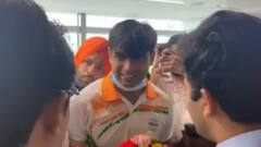 Fans mob Gold medalist Neeraj Chopra at Delhi Airport | Tokyo Olympics